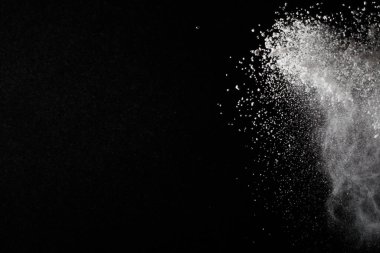 Siyah arka planda beyaz toz patlaması. Renkli bulut. Renkli toz patlar. Boya Holi.