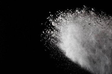 Siyah arka planda beyaz toz patlaması. Renkli bulut. Renkli toz patlar. Boya Holi.