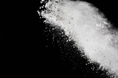 Siyah arka planda beyaz toz patlaması. Renkli bulut. Renkli toz patlar. Boya Holi.