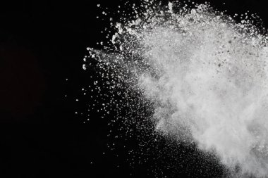 Siyah arka planda beyaz toz patlaması. Renkli bulut. Renkli toz patlar. Boya Holi.