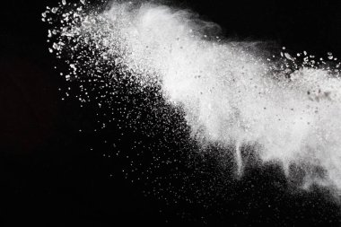 Siyah arka planda beyaz toz patlaması. Renkli bulut. Renkli toz patlar. Boya Holi.