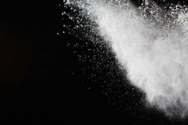 Siyah arka planda beyaz toz patlaması. Renkli bulut. Renkli toz patlar. Boya Holi.