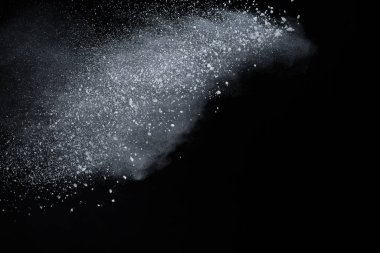 Siyah arka planda beyaz toz patlaması. Renkli bulut. Renkli toz patlar. Boya Holi.