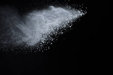 Siyah arka planda beyaz toz patlaması. Renkli bulut. Renkli toz patlar. Boya Holi.