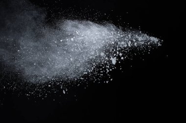 Siyah arka planda beyaz toz patlaması. Renkli bulut. Renkli toz patlar. Boya Holi.