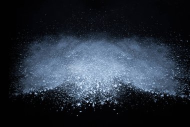 Siyah arka planda beyaz toz patlaması. Renkli bulut. Renkli toz patlar. Boya Holi.