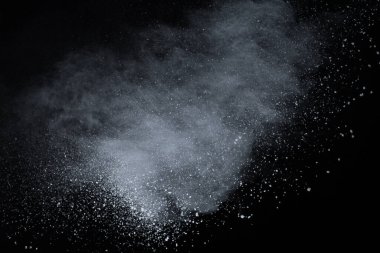 Siyah arka planda beyaz toz patlaması. Renkli bulut. Renkli toz patlar. Boya Holi.
