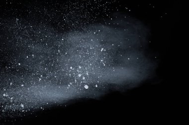 Siyah arka planda beyaz toz patlaması. Renkli bulut. Renkli toz patlar. Boya Holi.