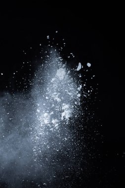 Siyah arka planda beyaz toz patlaması. Renkli bulut. Renkli toz patlar. Boya Holi.