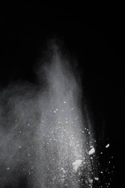 Siyah arka planda beyaz toz patlaması. Renkli bulut. Renkli toz patlar. Boya Holi.