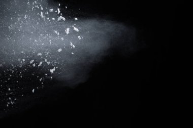 Siyah arka planda beyaz toz patlaması. Renkli bulut. Renkli toz patlar. Boya Holi.