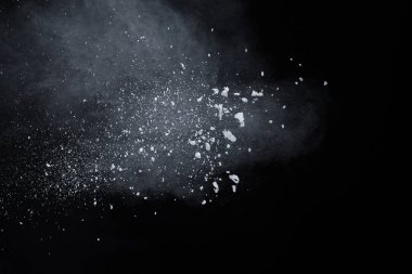Siyah arka planda beyaz toz patlaması. Renkli bulut. Renkli toz patlar. Boya Holi.