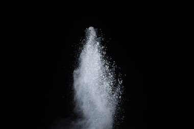 Siyah arka planda beyaz toz patlaması. Renkli bulut. Renkli toz patlar. Boya Holi.
