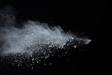 Siyah arka planda beyaz toz patlaması. Renkli bulut. Renkli toz patlar. Boya Holi.