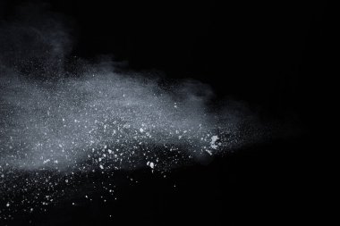 Siyah arka planda beyaz toz patlaması. Renkli bulut. Renkli toz patlar. Boya Holi.