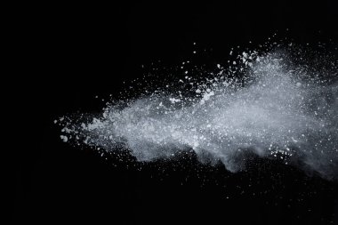 Siyah arka planda beyaz toz patlaması. Renkli bulut. Renkli toz patlar. Boya Holi.
