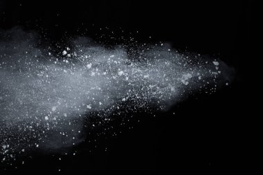 Siyah arka planda beyaz toz patlaması. Renkli bulut. Renkli toz patlar. Boya Holi.