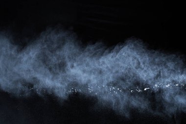 Siyah arka planda beyaz toz patlaması. Renkli bulut. Renkli toz patlar. Boya Holi.