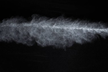 Siyah arka planda beyaz toz patlaması. Renkli bulut. Renkli toz patlar. Boya Holi.