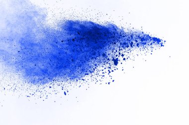 Beyaz arka planda mavi renkli toz patlaması. Renkli bulut. Renkli toz patlar. Boya Holi.