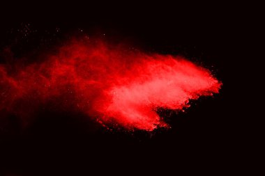 Siyah arka planda soyut kırmızı toz patlaması. Siyah arka planda soyut kırmızı toz sıçramış. Patlayan kırmızı barutun hareketsiz hareketi.