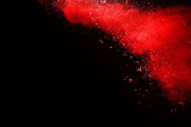 Siyah arka planda soyut kırmızı toz patlaması. Siyah arka planda soyut kırmızı toz sıçramış. Patlayan kırmızı barutun hareketsiz hareketi.