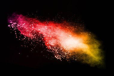 Siyah bir zemin üzerinde soyut renkli toz patlaması. Soyut toz püskürtülmüş arka plan, renk tozunun patlaması / renk tozunun dondurucu hareketi, çok renkli sim dokusu.