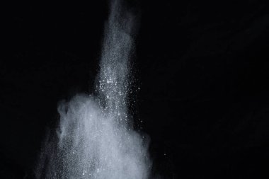Siyah arka planda beyaz toz patlaması. Renkli bulut. Renkli toz patlar. Boya Holi.