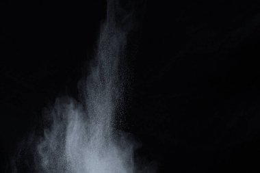 Siyah arka planda beyaz toz patlaması. Renkli bulut. Renkli toz patlar. Boya Holi.
