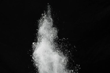 Siyah arka planda beyaz toz patlaması. Renkli bulut. Renkli toz patlar. Boya Holi.