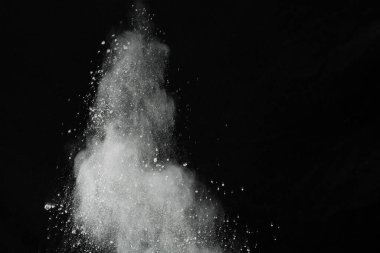 Siyah arka planda beyaz toz patlaması. Renkli bulut. Renkli toz patlar. Boya Holi.