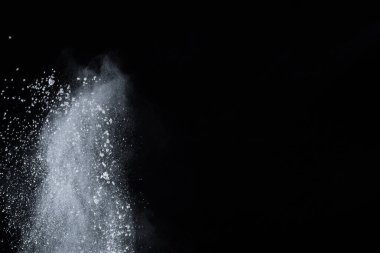 Siyah arka planda beyaz toz patlaması. Renkli bulut. Renkli toz patlar. Boya Holi.
