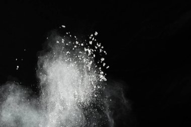 Siyah arka planda beyaz toz patlaması. Renkli bulut. Renkli toz patlar. Boya Holi.