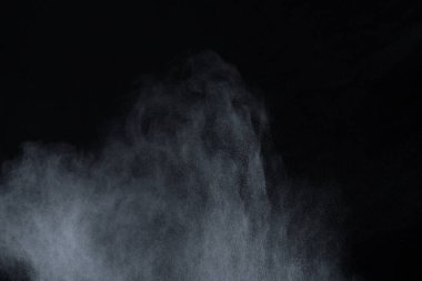 Siyah arka planda beyaz toz patlaması. Renkli bulut. Renkli toz patlar. Boya Holi.