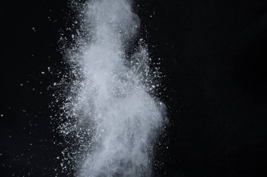 Siyah arka planda beyaz toz patlaması. Renkli bulut. Renkli toz patlar. Boya Holi.
