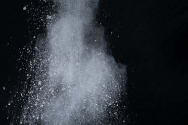 Siyah arka planda beyaz toz patlaması. Renkli bulut. Renkli toz patlar. Boya Holi.