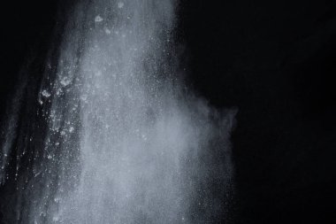 Siyah arka planda beyaz toz patlaması. Renkli bulut. Renkli toz patlar. Boya Holi.