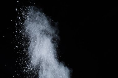 Siyah arka planda beyaz toz patlaması. Renkli bulut. Renkli toz patlar. Boya Holi.