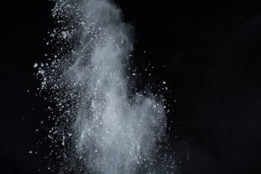 Siyah arka planda beyaz toz patlaması. Renkli bulut. Renkli toz patlar. Boya Holi.