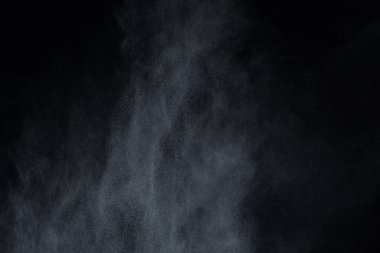 Siyah arka planda beyaz toz patlaması. Renkli bulut. Renkli toz patlar. Boya Holi.