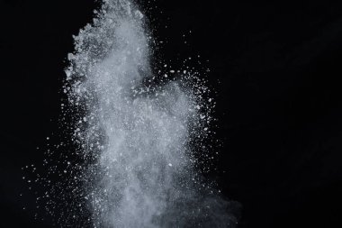 Siyah arka planda beyaz toz patlaması. Renkli bulut. Renkli toz patlar. Boya Holi.
