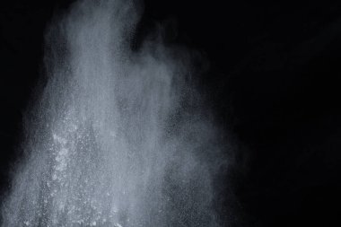 Siyah arka planda beyaz toz patlaması. Renkli bulut. Renkli toz patlar. Boya Holi.