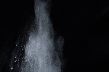 Siyah arka planda beyaz toz patlaması. Renkli bulut. Renkli toz patlar. Boya Holi.