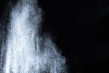 Siyah arka planda beyaz toz patlaması. Renkli bulut. Renkli toz patlar. Boya Holi.