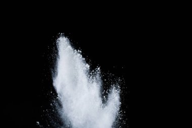 Siyah arka planda beyaz toz patlaması. Renkli bulut. Renkli toz patlar. Boya Holi.
