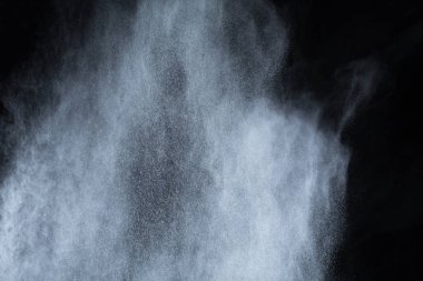 Siyah arka planda beyaz toz patlaması. Renkli bulut. Renkli toz patlar. Boya Holi.