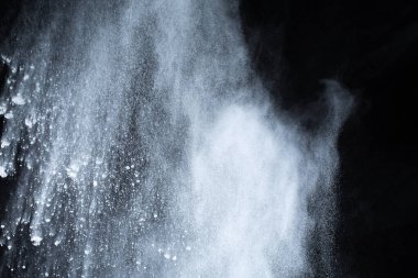 Siyah arka planda beyaz toz patlaması. Renkli bulut. Renkli toz patlar. Boya Holi.
