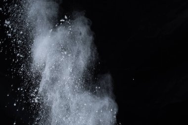 Siyah arka planda beyaz toz patlaması. Renkli bulut. Renkli toz patlar. Boya Holi.