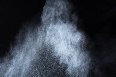 Siyah arka planda beyaz toz patlaması. Renkli bulut. Renkli toz patlar. Boya Holi.