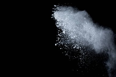 Siyah arka planda beyaz toz patlaması. Renkli bulut. Renkli toz patlar. Boya Holi.